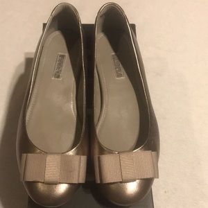 EUC women’s Ecco pewter metallic flats